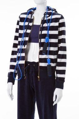 Lacivert pantolon ve çizgili kapüşonlu.