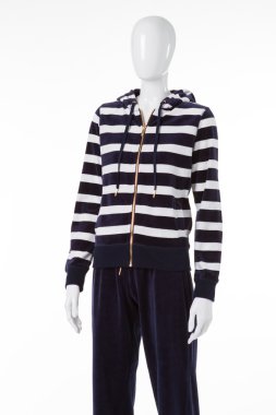 Manken üzerinde Hoodie ve pantolon.