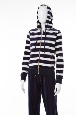 Fermuar kapüşonlu kadın manken.