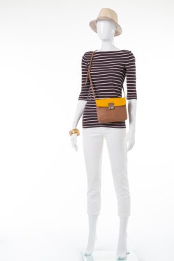 Manken üst ve şapka giyiyor.