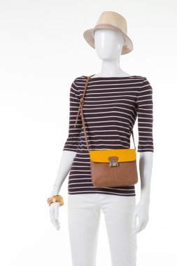 Çizgili üst ve bej şapka.