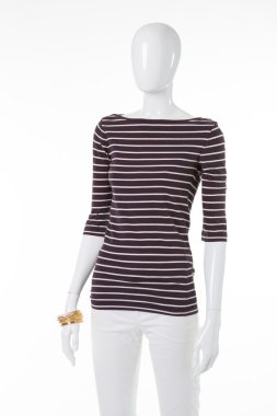 Kadın manken üzerinde çizgili üst.