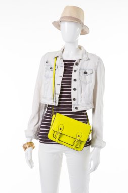 Kısa ceketli kadın manken.