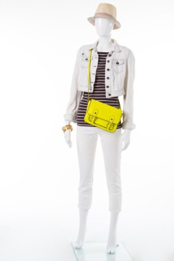 Kadın manken kısa ceket.