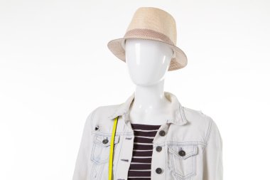 Bej şapkalı kadın manken.