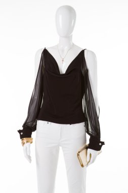 Manken tutan bej debriyaj çantası.