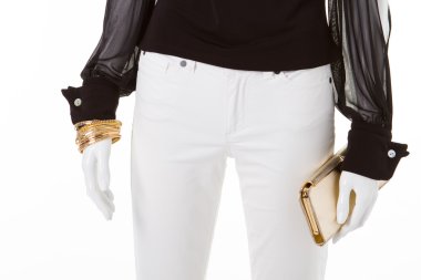 Manken elinde debriyaj çantası.