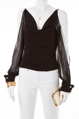 Beyaz manken üzerinde siyah bluz.