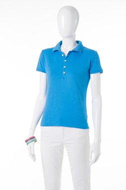 Mavi polo t-shirt manken üzerinde.