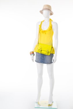 Sarı kolsuz üst manken.