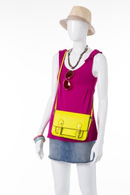 Manken üzerinde pembe kolsuz üst.