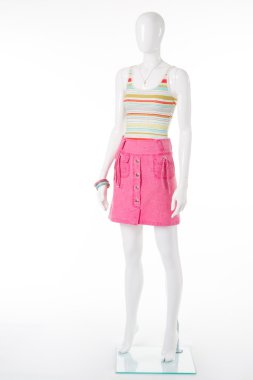 Pembe etek beyaz manken.