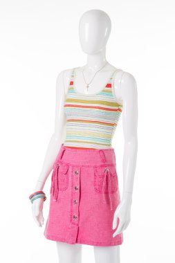 Beyaz manken üzerinde pembe etek.