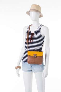 Kot şortlu kadın manken.