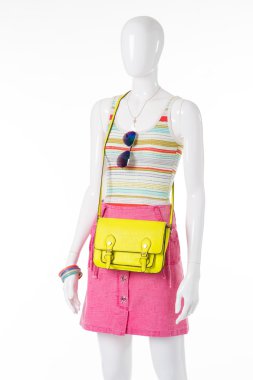 Manken üzerinde çizgili kolsuz bluz.