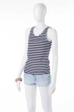 Kot şort beyaz manken üzerinde.