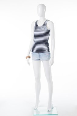 Manken, kısa kot şort