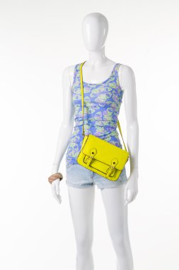 Manken üzerinde baskılı kolsuz bluz.