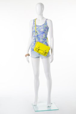 Manken yazdırılan tank top.