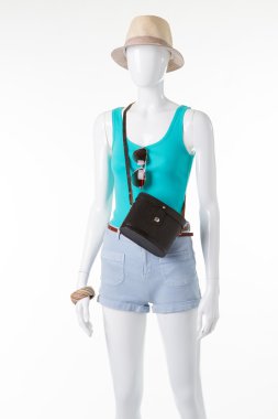 Plaj yaz kıyafeti bir manken üzerinde. 