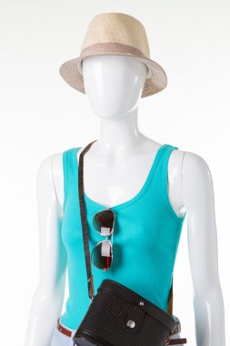 Manken üzerinde turkuaz kolsuz bluz. 