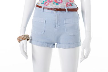 Şık yaz kot şort ve örme T-shirt.