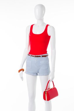 Kızlar için trendy kıyafetler.