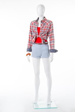 Mankenin kot şort ve kareli gömlek.