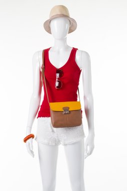 Manken kırmızı kolsuz bluz ve örme dantel şort.