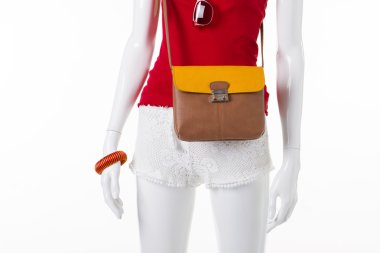 Beyaz dantel şort kırmızı top ile. 