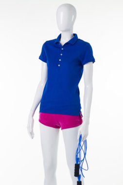 Manken bir el mavi ip atlama tutar.