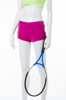 Parlak üst ve şort ile tenis raketi. 