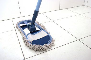 Beyaz bir kutu üzerindeki ıslak mop.