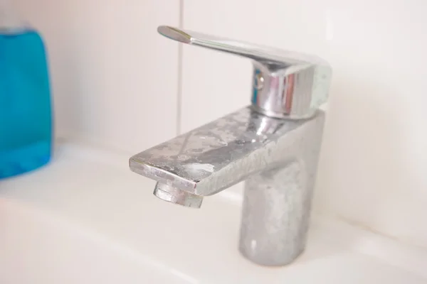 Dirty steel faucet in the bathroom. — Stock Photo, Image