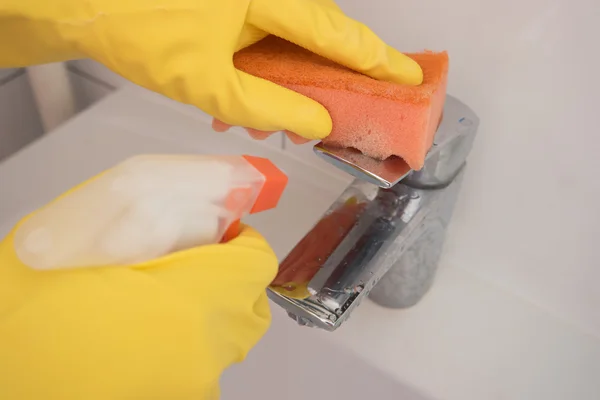 Umywalka i bateria z natrysku detergentu do czyszczenia. — Zdjęcie stockowe