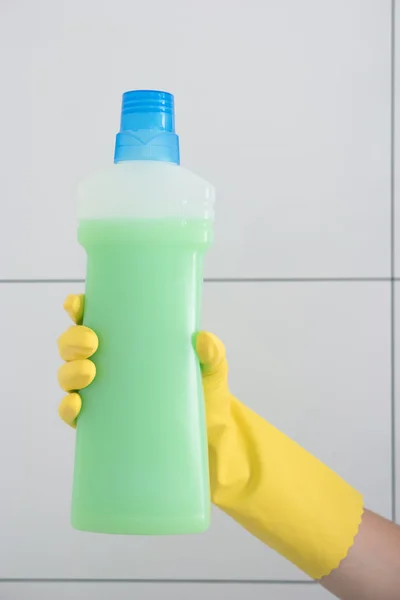 Female hand holding detergent bottle. — Stock Photo, Image