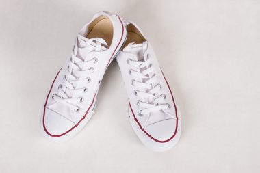 Gençler için güzel yeni beyaz spor ayakkabı. 