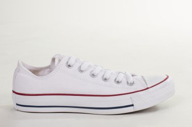 Beyaz spor ayakkabı yakın çekim. 