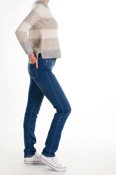 Mädchen in Jeans und warmem Pullover. — Stockfoto