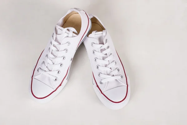 Hermosas zapatillas blancas nuevas para adolescentes . — Foto de Stock
