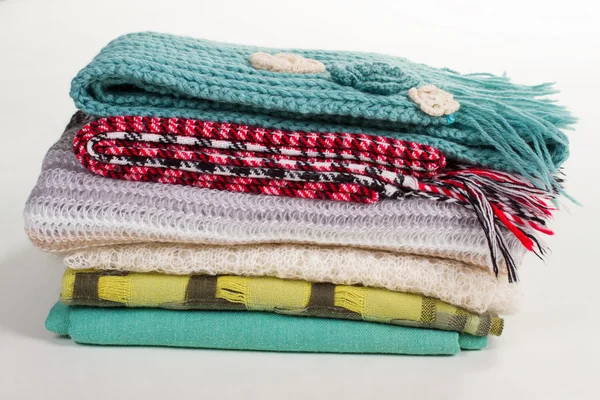 Pilha de lenços de inverno diferentes . — Fotografia de Stock