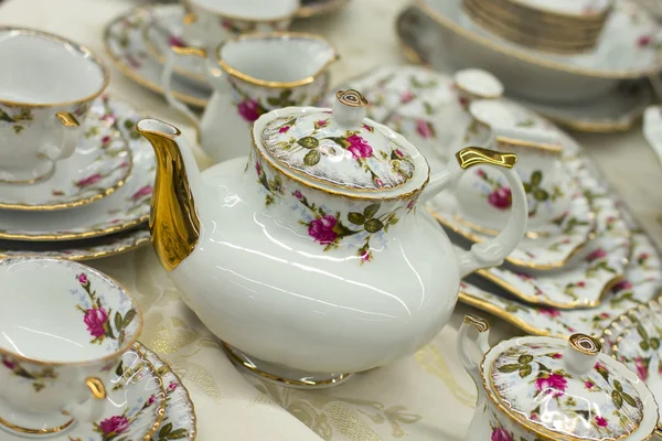 Tee-Set mit floralem Druck — Stockfoto