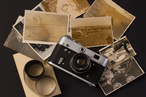 Retro camera, old photos, old film — Stock Photo, Image
