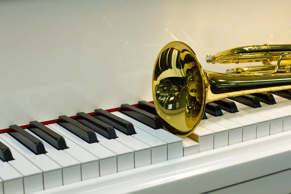 Piano and trumpet — Stock Photo, Image