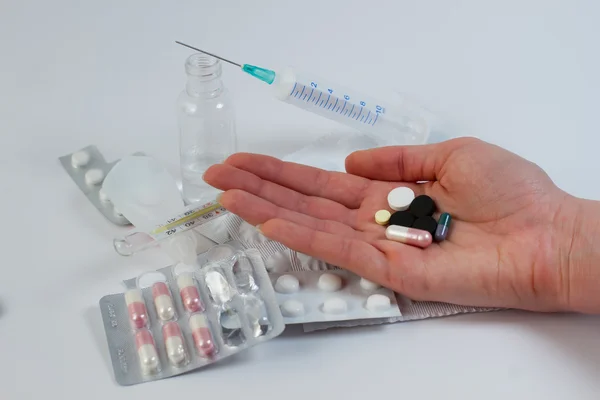 Hand holding pills . — Stock Photo, Image