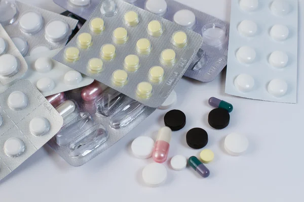 Muitas pílulas diferentes — Fotografia de Stock
