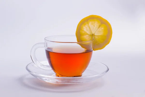 Coupe en verre de thé noir savoureux — Photo