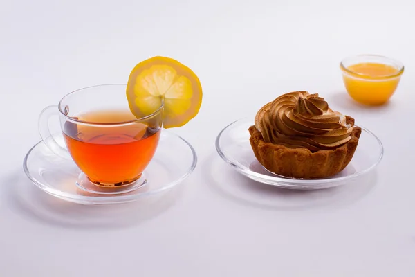 Svart te, citron, honung och tårta. — Stockfoto