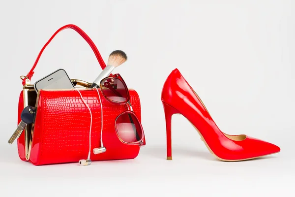 Vacker handväska med kvinnors tillbehör. — Stockfoto