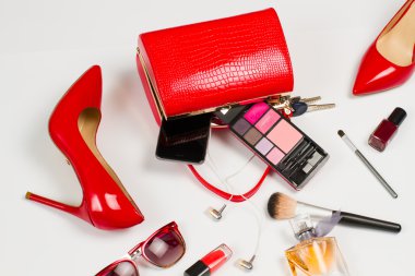 Kırmızı Ayakkabı ve çanta.